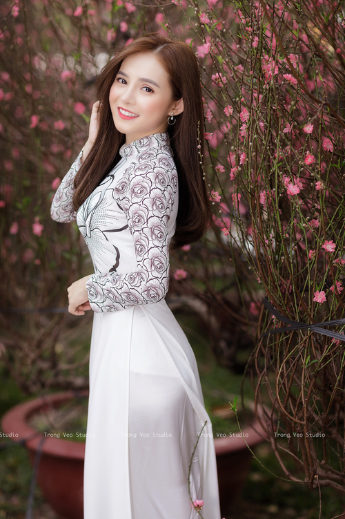 “高新体育中心：篮球选手拼尽全力，赛场高潮迭起”